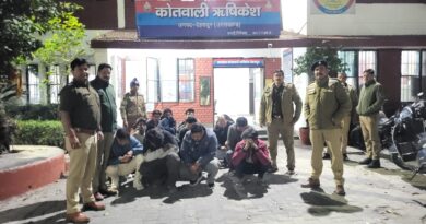 विगत 01 सप्ताह में सार्वजनिक स्थान पर शराब पीने वाले 495 व्यक्तियों को दून पुलिस द्वारा लाया गया थाने 