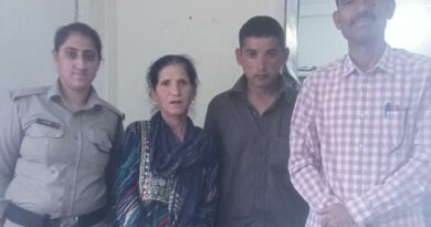 सेलाकुई क्षेत्र में लावारिस अवस्था मे घूमती एक वृद्ध महिला को पुलिस ने परिजनों के किया सुपुर्द