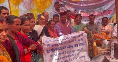विधायक ने विधायक निधि से विकास खण्ड नौगांव के 28 ग्राम पंचायतों की महिला मंगल दलों को सामग्री की वितरण