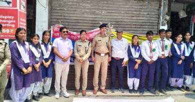 पुलिस ने स्कूली छात्र/छात्राओं के सहयोग से नुक्कड नाटक आयोजित कर आमजन को यातायात नियमों के प्रति किया जागरूक