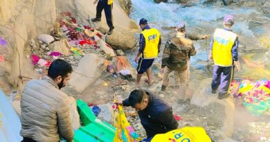 यमनोत्री धाम में जगह-जगह हुई गन्दगी पुलिस ने चलाया स्वच्छता अभियान