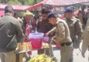 गंगोत्री धाम पर उत्तरकाशी पुलिस ने तीर्थयात्रियों को फलाहार व जूस वितरित कर किया स्वागत