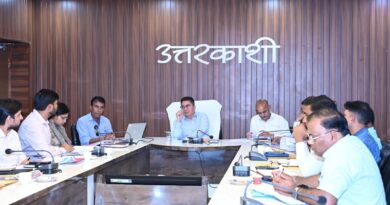 जिलाधिकारी ने बैठक में केंद्र सरकार द्वारा संचालित विभिन्न योजनाओं और उनकी प्रगति को जांचा