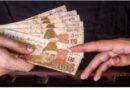 अपर तहसीलदार रूड़की के पेशकार रोहित को रू0 10,000/- रिश्वत लेते हुए रंगे हाथ गिरफ्तार