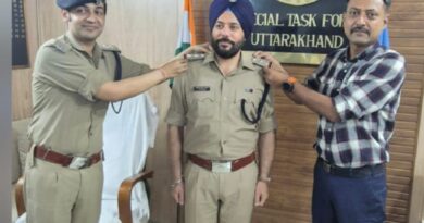 वरिष्ठ पुलिस अधीक्षक एसटीएफ ने उप निरीक्षक यादविंदर बाजवा और आशीष गुसाईं को पहनाया तीसरा स्टार