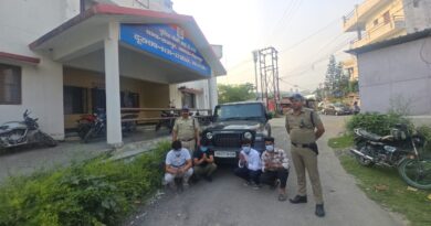 युवकों द्वारा थार गाड़ी के ऊपर चढ़कर खतरनाक तरीके से की जा रही थी आतिशबाजी पुलिस ने निकाली हेगड़ी