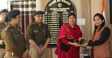 एसपी उत्तरकाशी द्वारा करीब 4 लाख कीमत के खोये मोबाइल को फोन स्वामियों को वापस लौटाया