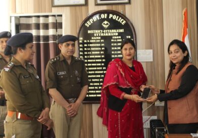 एसपी उत्तरकाशी द्वारा करीब 4 लाख कीमत के खोये मोबाइल को फोन स्वामियों को वापस लौटाया