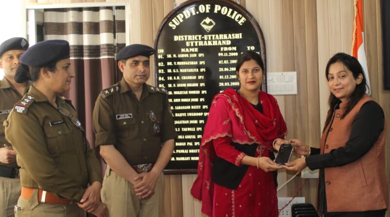 एसपी उत्तरकाशी द्वारा करीब 4 लाख कीमत के खोये मोबाइल को फोन स्वामियों को वापस लौटाया
