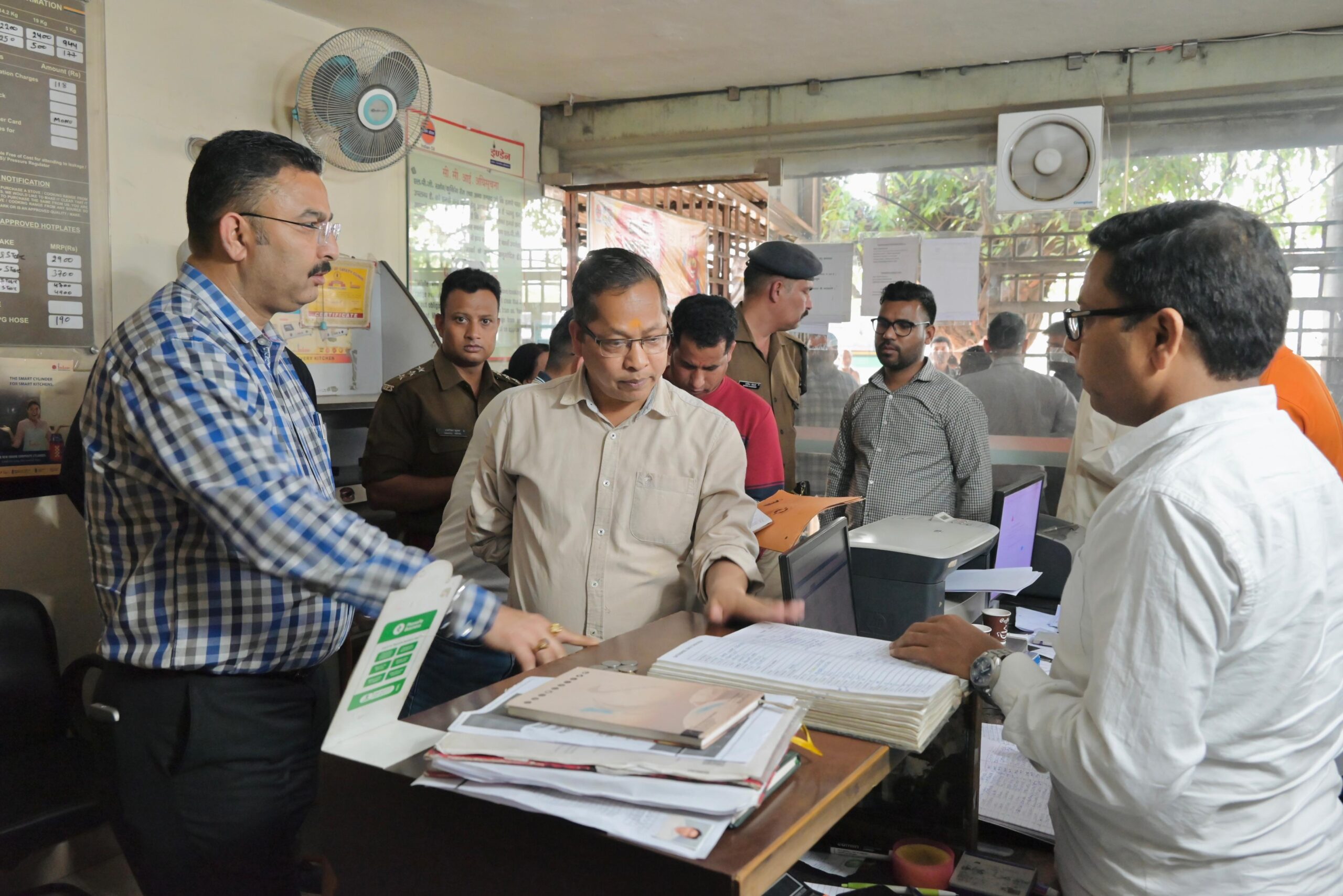एलपीजी गैस की कालाबाजारी पर जिला प्रशासन सख्त, गैस एजेंसियों का औचक निरीक्षण