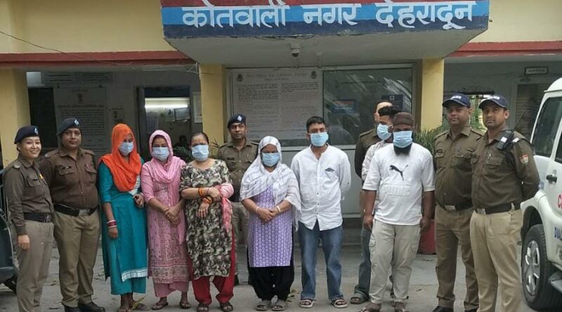 सार्वजनिक स्थान पर हुड़दंग करने वालो को दून पुलिस ने पढ़ाया कानून का पाठ