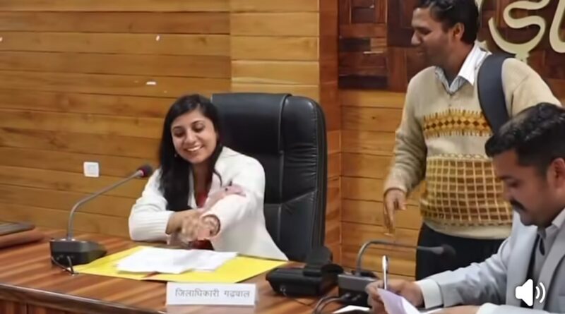 जनता दरबार मे एक युवा ने डीएम से मांगी मदद मेरी शादी करवा दो