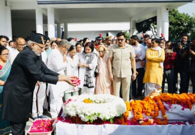 उपराष्ट्रपति , राज्यपाल एवम मुख्यमंत्री ने पूर्व मुख्यमंत्री मेजर जनरल भुवन चंद्र खंडूड़ी (सेवानिवृत्त) के पार्थिव शरीर पर पुष्प चक्र अर्पित किए