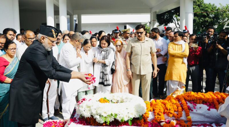 उपराष्ट्रपति , राज्यपाल एवम मुख्यमंत्री ने पूर्व मुख्यमंत्री मेजर जनरल भुवन चंद्र खंडूड़ी (सेवानिवृत्त) के पार्थिव शरीर पर पुष्प चक्र अर्पित किए