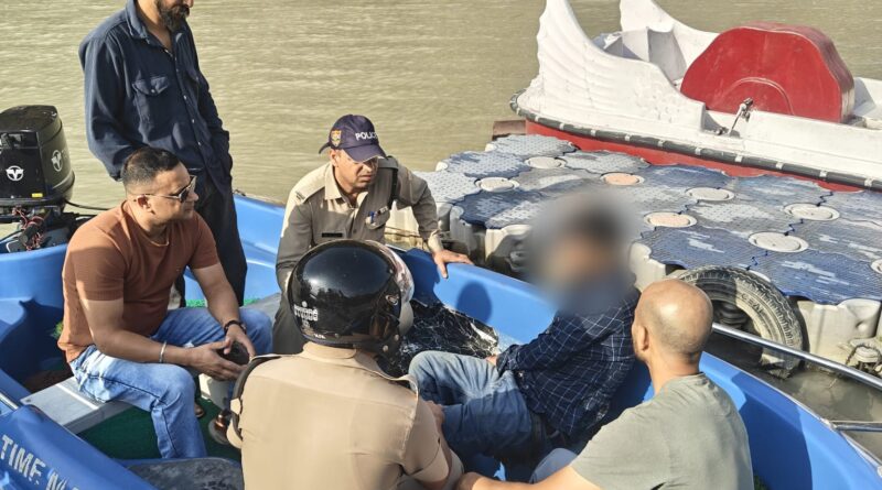 साहस और तत्परता के साथ, पुलिस ने एक व्यक्ति को डूबने से बचाया