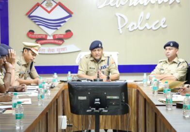 एसएसपी दून द्वारा जनपद के समस्त राजपत्रित अधिकारियों/थाना प्रभारियों के साथ की मासिक अपराध गोष्ठी