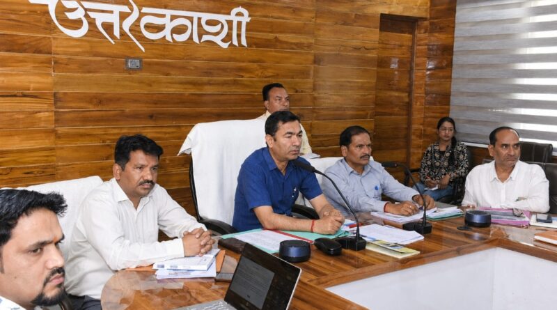 जिले के समग्र विकास को गति देने तथा जनकल्याणकारी योजनाओं के प्रभावी क्रियान्वयन को लेकर सीडीओ ने ली बैठक