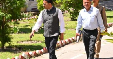 पर्यावरण संरक्षण और प्रधानमंत्री नरेंद्र मोदी की ईंधन बचाव अपील पर जिलाधिकारी पैदल पहुंचे अपने कार्यालय