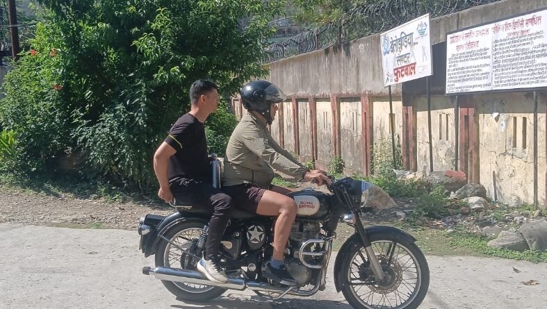 पर्यावरण और स्वास्थ्य का संदेश देने खुद बाइक चलाकर मनेरा स्टेडियम पहुंचे डीएम 