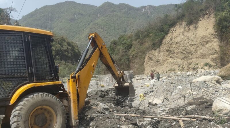 नगर निगम का बड़ा एक्शन रिस्पना नदी में भू-माफियाओं का अवैध निर्माण ध्वस्त