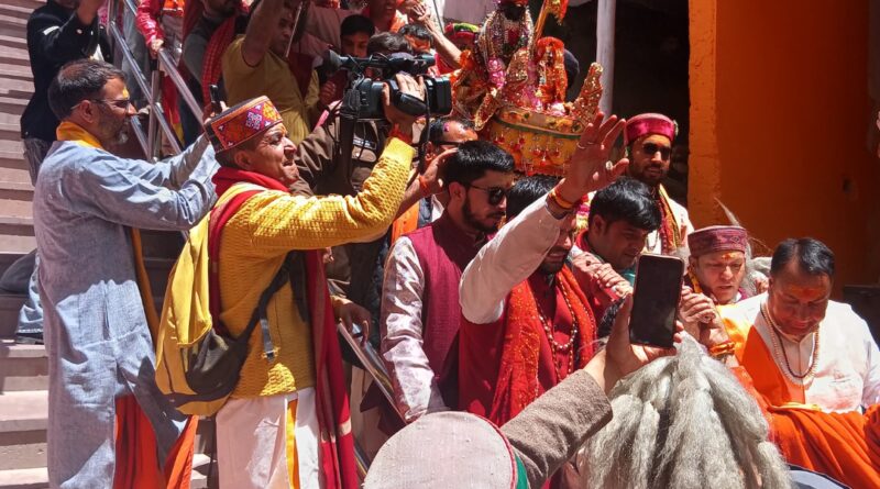 गंगा दशहरा के पावन अवसर पर श्री गंगोत्री धाम में श्रद्धालुओं की उमड़ी भारी भीड़