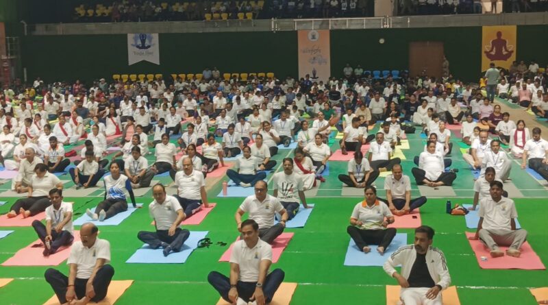 अन्तर्राष्ट्रीय योग दिवस परेड ग्राउंड में योग से स्वास्थ्य का संदेश,किया गया सामूहिक योगाभ्यास