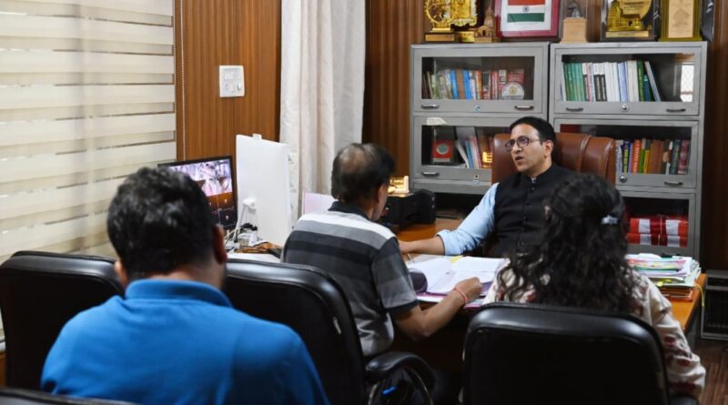 जिलाधिकारी ने यात्रा के मद्देनजर सभी पार्किंग स्थलों को व्यवस्थित और सुदृढ़ करने के दिए कड़े निर्देश