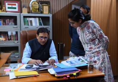 विशेष गहन पुनरीक्षण (एसआईआर) अभियान के तहत डीएम ने ऑनलाइन गणना फॉर्म भरा