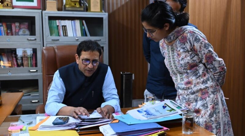 विशेष गहन पुनरीक्षण (एसआईआर) अभियान के तहत डीएम ने ऑनलाइन गणना फॉर्म भरा