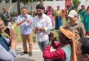 जिलाधिकारी प्रशांत आर्य के सरल स्वभाव से प्रभावित हुए ग्रामीण, बुजुर्ग महिला ने दिया आशीर्वाद
