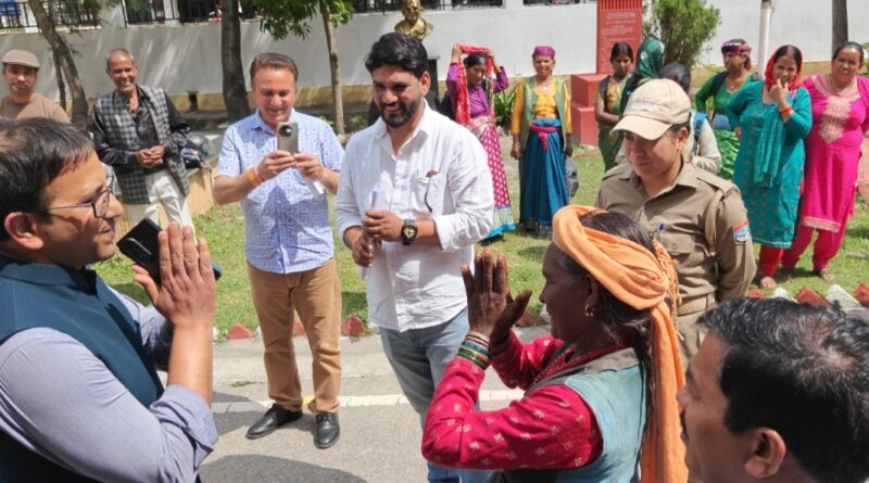 जिलाधिकारी प्रशांत आर्य के सरल स्वभाव से प्रभावित हुए ग्रामीण, बुजुर्ग महिला ने दिया आशीर्वाद
