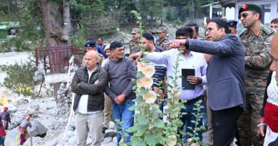जिलाधिकारी ने हर्षिल क्षेत्र का किया स्थलीय निरीक्षण, नदी तट सुरक्षा कार्यों में तेजी लाने के दिए निर्देश