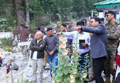 जिलाधिकारी ने हर्षिल क्षेत्र का किया स्थलीय निरीक्षण, नदी तट सुरक्षा कार्यों में तेजी लाने के दिए निर्देश