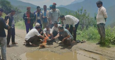विधायक को दिखाया विकास का आइना, ग्रामीणों ने किया हवन