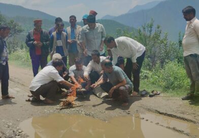 विधायक को दिखाया विकास का आइना, ग्रामीणों ने किया हवन