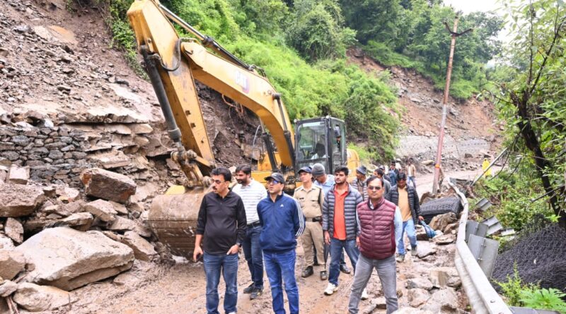 जिलाधिकारी ने स्यानाचट्टी, भूस्खलन क्षेत्र का किया स्थलीय निरीक्षण