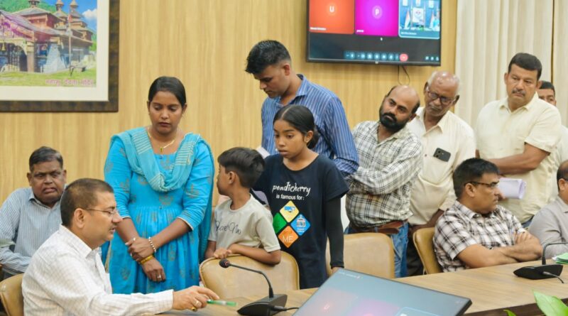 समाधान दिवस में उमड़ा फरियादियों का सैलाब, दर्ज हुईं 176 शिकायतें