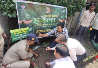 जिलाधिकारी डॉ0 आशीष चौहान ने किया वृक्षारोपण, कहा पौधारोपण को बनाएं जन-आंदोलन
