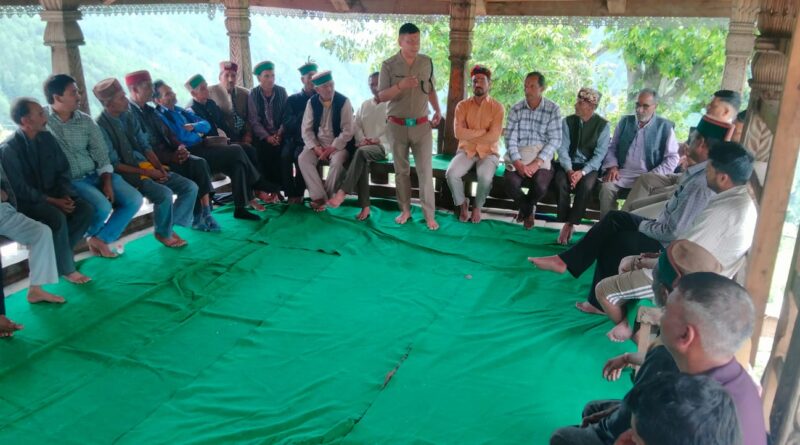 मोरी पुलिस की चौपाल में जनजागरूकता का संदेश, ग्रामीणों को पढ़ाया महिला एवं साइबर सुरक्षा का पाठ