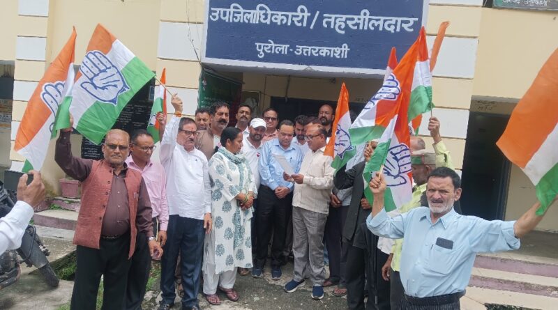 दिल्ली में कांग्रेस कार्यकर्ताओं पर लाठीचार्ज के विरोध में पुरोला में कांग्रेस का प्रदर्शन, राज्यपाल के नाम सौंपा ज्ञापन