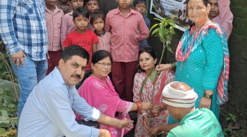 स्वच्छता एवं पर्यावरण जागरूकता अभियान के अंतर्गत विद्यालयों में वृक्षारोपण कार्यक्रम हुआ आयोजित