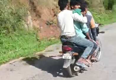 पुलिस का नहीं है कोई भय, पुरोला में दोपहिया वाहनों पर ओवरलोडिंग, हादसों का बढ़ा खतरा