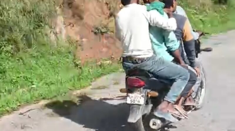 पुलिस का नहीं है कोई भय, पुरोला में दोपहिया वाहनों पर ओवरलोडिंग, हादसों का बढ़ा खतरा