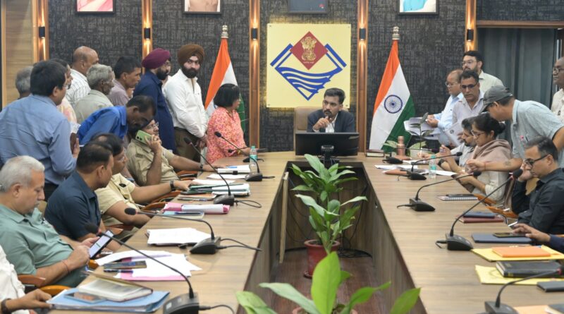 अतिक्रमण, अवैध फैक्ट्री और आपदा कार्यों में अनियमितता पर डीएम सख्त, अधिकारियों को दिए जांच के निर्देश