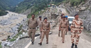 एसपी उत्तरकाशी द्वारा किया गया गंगोत्री हाइवे/कांवड़ रुट एवं पापड़गाड़ (भटवाड़ी) भू-धंसाव प्रभावित क्षेत्र का स्थलीय निरीक्षण