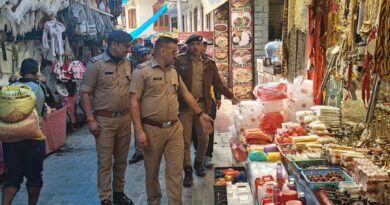 पुलिस ने श्री गंगोत्री धाम में चलाया अतिक्रमण हटाओ अभियान