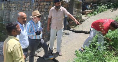 भूवैज्ञानिक उत्तरकाशी ने किया आपदा प्रभावित नौगांव सौली गांव का निरीक्षण