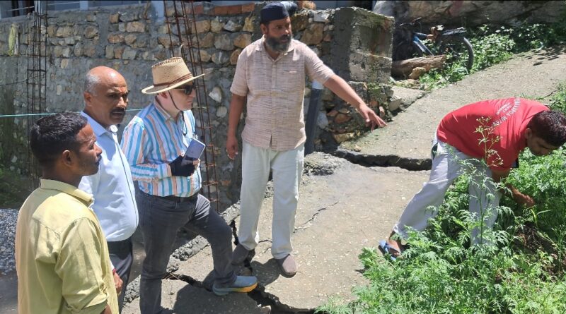 भूवैज्ञानिक उत्तरकाशी ने किया आपदा प्रभावित नौगांव सौली गांव का निरीक्षण