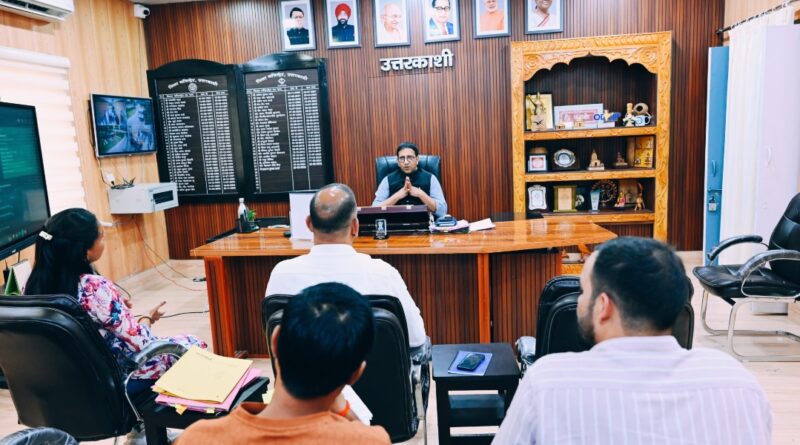 जिलाधिकारी प्रशांत आर्य ने  युवा कल्याण एवं प्रांतीय रक्षक दल तथा खेल विभाग की ली समीक्षा बैठक 