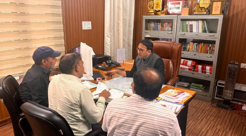 जिलाधिकारी ने जिले में समाज कल्याण विभाग द्वारा संचालित विभिन्न जनकल्याणकारी योजनाओं की प्रगति की समीक्षा की